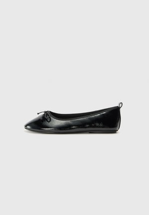 Black patent leather ballet flats with a pointed toe, elasticized collar, and a decorative bow at the front. Smooth, glossy texture.