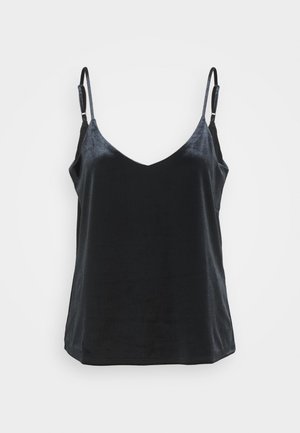 Musta satiinikangas toppi, jossa on syvä V-pääntie, ohuet säädettävät olkaimet ja sileä pinta, ja joka tarjoaa väljän istuvuuden.