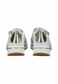 Sneakers bianche con un'accento metallico dorato sul tallone, tomaia in pelle testurizzata, chiusura con zip e suola in gomma beige.