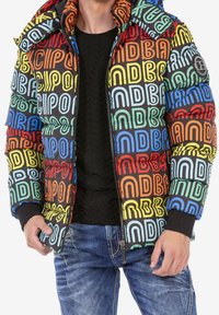 Gekleurde opvouwbare jas met gedurfde herhaalde tekstpatronen in rood, oranje, groen, blauw en zwart. Ritssluiting en geribde manchetten.