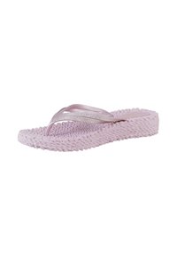 Lichtroze flip-flop sandaal met een gestructureerde zool en glinsterende banden, weergegeven vanuit een zijaanzicht op een witte achtergrond.