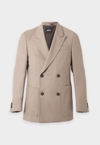 Blazer beige croisé avec de larges revers, quatre boutons foncés, deux poches avant et une poche poitrine, présenté sur un fond uni.