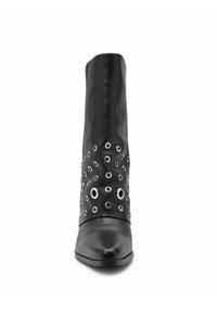 Bottes en cuir noir hauteur genou avec un bout pointu. Présentent des œillets ronds en argent dans un motif sur la moitié inférieure. Texture lisse sur l'ensemble.