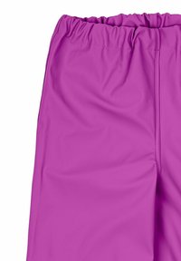 Pantalons rose à taille élastique avec une texture lisse et une coupe droite, dotés d'une ceinture froncée pour plus de confort et de facilité à porter.