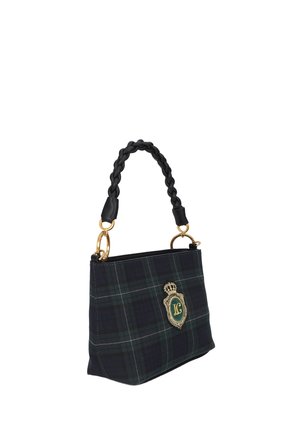 Bolso pequeño de cuadros en verde oscuro y azul con asa negra trenzada, anillas doradas y un escudo bordado en dorado y verde en la parte delantera.