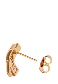 Oorknopje in goudkleur met een gebogen ontwerp, een glad oppervlak en een pin met dubbele lus sluiting voor een veilige pasvorm.
