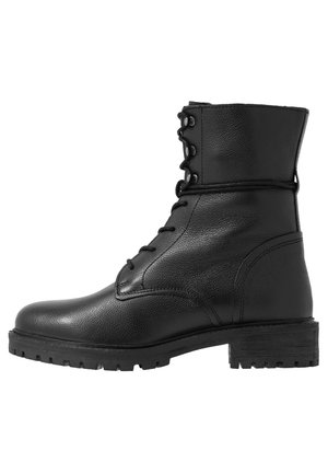 Bottine en cuir noir avec un bout rond, un laçage sur le devant, une surface texturée et une semelle en caoutchouc durable avec un motif de semelle prononcé.