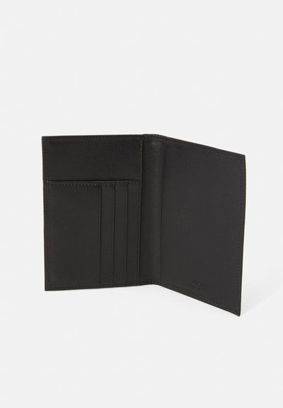 Must mustri nahkrahakott, millel on sile tekstuur, nelja kaardipesaga ja struktureeritud disainiga. Minimalistlik ja ilma nähtava brändita.