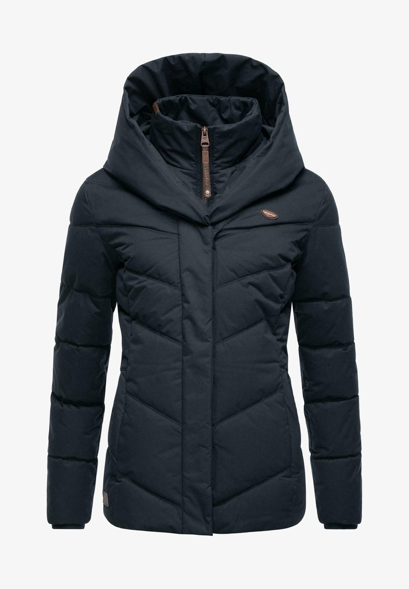Giacca puffer blu navy con colletto alto e chiusura a zip; presenta un motivo trapuntato, maniche lunghe e un accento con logo sul petto.