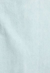 Tessuto denim azzurro chiaro con una consistenza liscia e un motivo a twill diagonale. La superficie presenta una leggera lucentezza e minime variazioni di tonalità.
