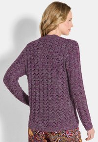 Maglione viola a maglia con un motivo a punto aperto e texture. Presenta maniche lunghe e scollatura rotonda. Orlo e polsini a coste.