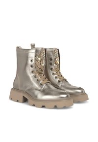 Stivaletti alla caviglia in argento metallizzato con suola beige spessa, caratterizzati da elementi decorativi e design con lacci. Texture liscia su tutta la superficie.