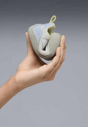 Chaussures dans des tons de bleu doux, vert clair et gris. Matériau souple et flexible avec des détails en maille et une languette au talon pour un enfilage facile.