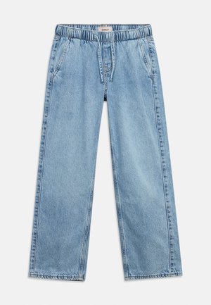 Lyseblå denimbukser med elastisk midjebånd og snor, vide ben, fremre lommer og en liten merkeetikett på innsiden av midjebåndet.
