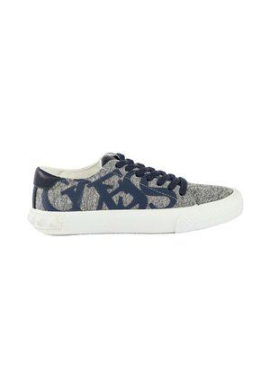 Baskets basses avec dessus en tissu gris, lettrage et lacets bleu marine, et semelle épaisse en caoutchouc blanc avec embout texturé.