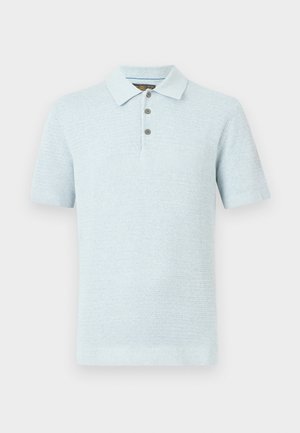 Polo en tricot bleu clair à manches courtes, avec trois boutons et un col classique, sur un fond uni.