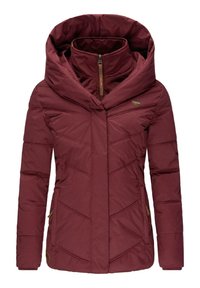 Giubbotto imbottito bordeaux con un ampio cappuccio, chiusura frontale con zip e dettagli di cucitura inclinati. Texture morbida e trapuntata con accenti in metallo del logo.