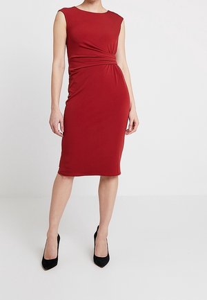 Rode bodyconjurk gemaakt van glad rekbaar stof, met een ronde halslijn, mouwloos ontwerp en een gedraaide zijkant detail.