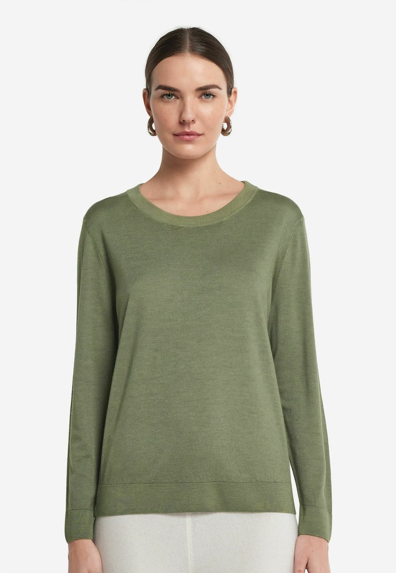 Zielony sweter z długim rękawem, okrągłym dekoltem i miękką fakturą. Żebrowane mankiety i dół dodają szczegółu prostemu fasonowi.