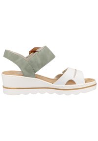 Sandalo con zeppa con tomaia in pelle bianca e verde, punta aperta e cinturini regolabili. Presenta una suola testurizzata e una suola di colore chiaro.