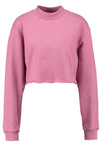 Sudadera corta de color rosa con mangas largas, cuello alto acanalado y puños acanalados, con un dobladillo sin terminar en la parte inferior.