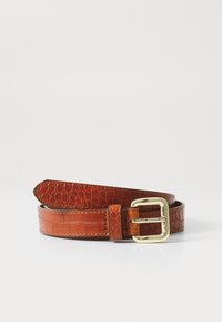Bruine leren riem met een krokodillenpatroon, voorzien van gouden hardware en een rechthoekige gesp. Soepele textuur met zichtbare stikdetails.