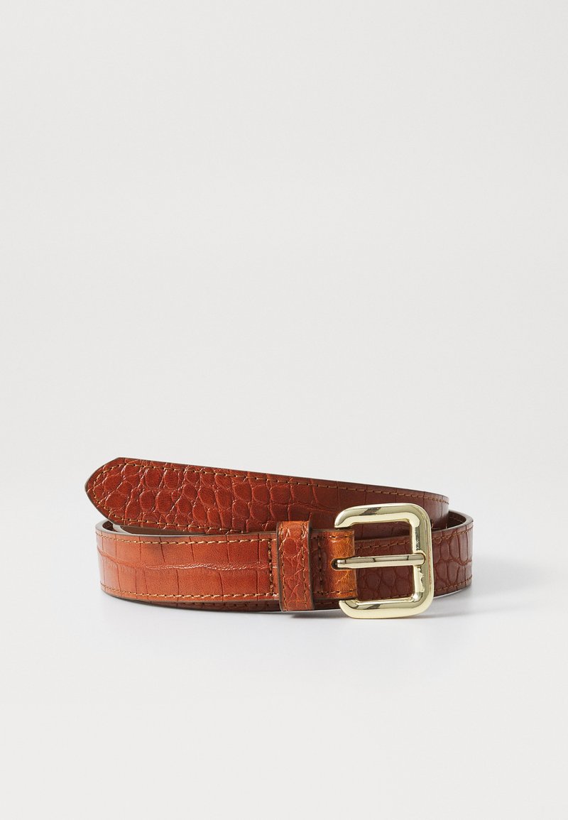 Bruine leren riem met een krokodillenpatroon, voorzien van gouden hardware en een rechthoekige gesp. Soepele textuur met zichtbare stikdetails.
