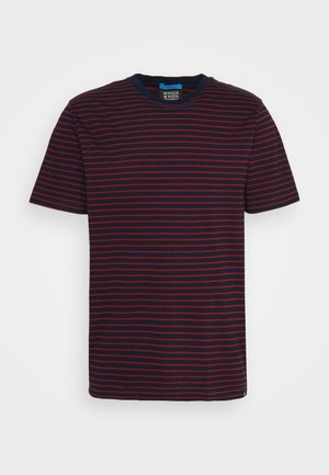 T-shirt blu navy a maniche corte con sottili righe orizzontali rosse, girocollo e orlo dritto, mostrata su sfondo bianco.