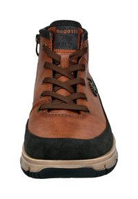 Braune und schwarze Leder-Sneaker mit braunen Schnürsenkeln, beiger Sohle und Bugatti-Logo auf der Zunge und Seite, Vorderansicht auf weißem Hintergrund.