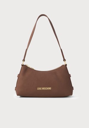 Pruun nahast õlavarre kott kuldse tõmbluku ja "LOVE MOSCHINO" kuldse logoga esiküljel.