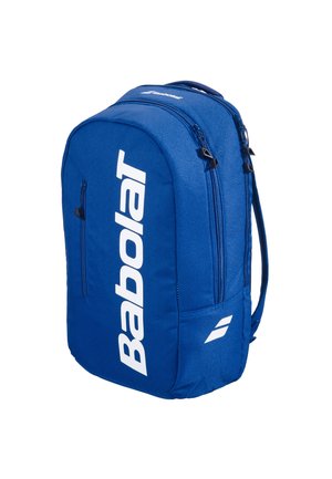 Blå Babolat sportrygsæk med flere lynlåslommer og hvidt logotekst på front og side.