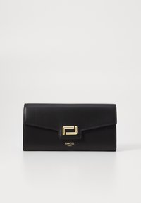 Svart skinnlommebok med et geometrisk gullklips, med preget "LANCEL PARIS"-logo nederst. Glatt tekstur, rektangulær form.