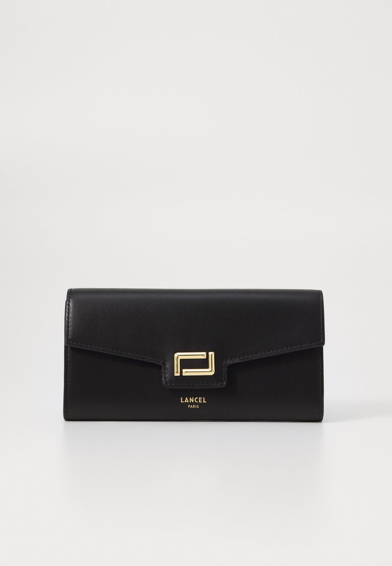 Svart skinnlommebok med et geometrisk gullklips, med preget "LANCEL PARIS"-logo nederst. Glatt tekstur, rektangulær form.