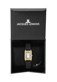 Hodinky Jacques Lemans s obdĺžnikovým puzdrom v zlatom tóne, bielym ciferníkom, čiernymi rímskymi číslicami a čiernym koženým remienkom v čiernej škatuľke.