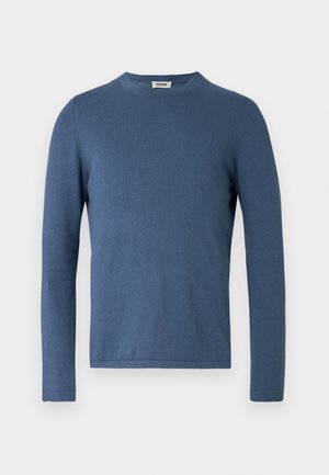 Blå langærmet sweater lavet af blødt, tekstureret stof. Har rund halsudskæring og en tætsiddende pasform med minimale syningsdetaljer.