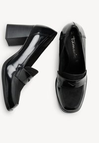 Mocassins à talon bloc en cuir verni noir avec insert en daim et détail de sangle, taille 37, posés sur un fond blanc.
