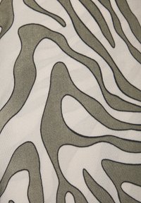 Tessuto con un motivo astratto ondulato in verde oliva su uno sfondo crema chiaro, con una texture liscia e contorni neri a contrasto.