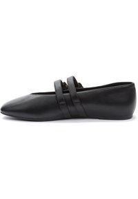 Bailarinas de cuero negro con punta afilada, que cuentan con dos tiras horizontales en la parte superior. Textura suave y diseño de perfil bajo.