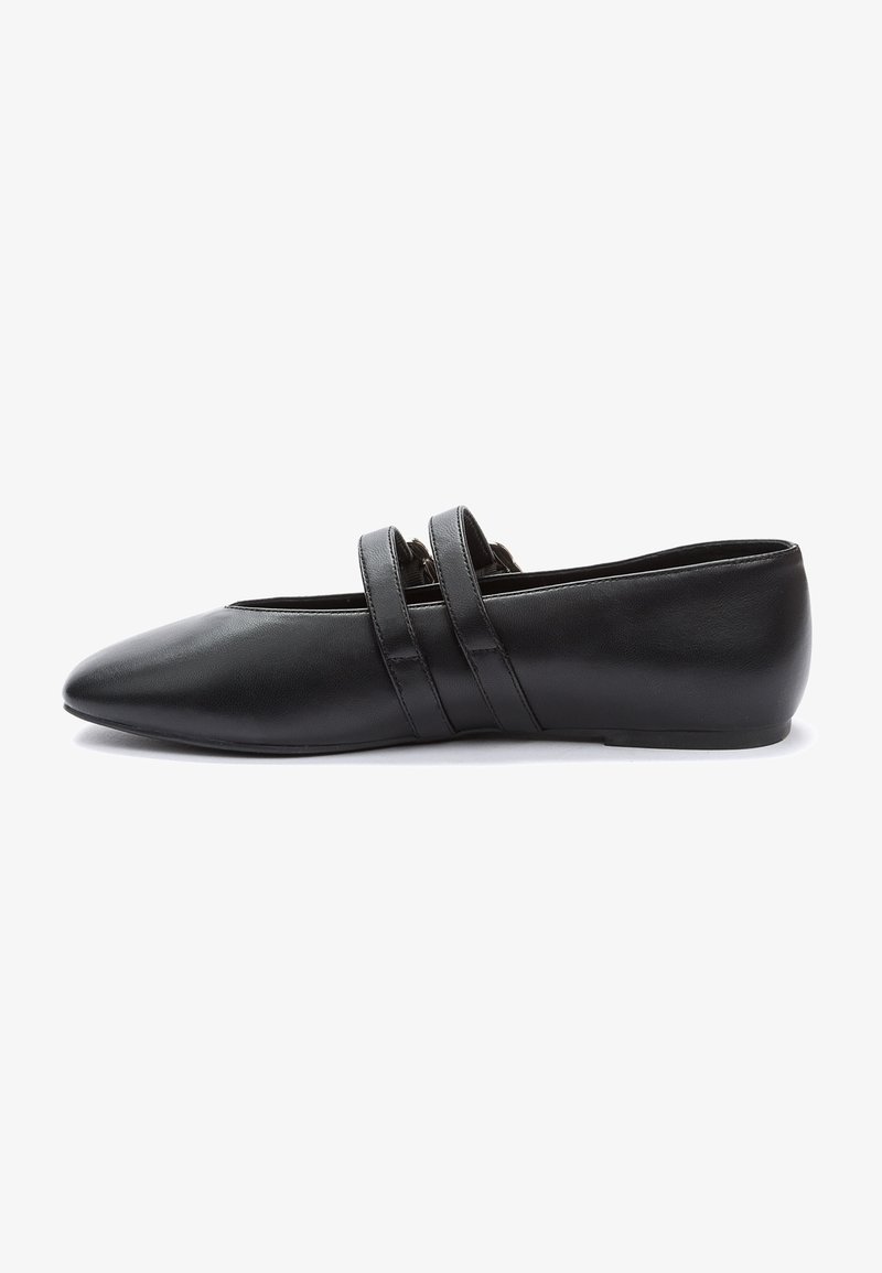 Schwarze Leder-Balletschuhe mit spitzer Zehenpartie, featuring zwei horizontale Riemen über dem Vorderfuß. Glatte Oberfläche und niedriges Profil-Design.