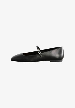 Mustatoon ballettasa mustast nahast, terava nina ja ühe reguleeritava rihmaga, millel on hõbedane pandla. Sile tekstuur ja minimalistlik disain.