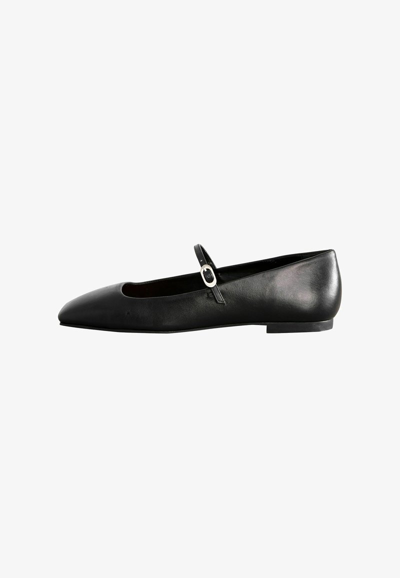 Bailarina de cuero negro con punta afilada y una sola correa ajustable con hebilla de plata. Textura suave y diseño minimalista.