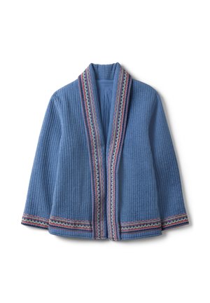 Blaue gesteppte Jacke mit offenem Vorderteil, verziert mit mehrfarbigem, gemustertem Besatz entlang Kragen, Vorderkanten, Bündchen und Saum.