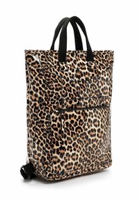 Tasche aus Leopardenmuster mit glänzender Oberfläche, schwarzen geometrischen Akzenten, doppelten oberen Tragegriffen und einer Reißverschlussfronttasche. Kompakte rechteckige Form.