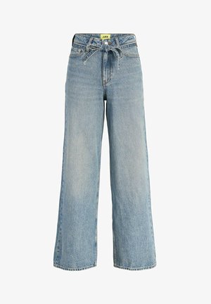 Jean large taille haute bleu clair avec ceinture à lacets, poches avant et étiquette de marque sur la ceinture.