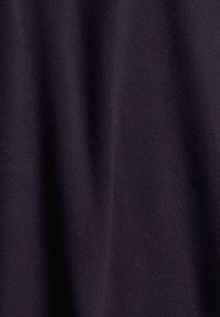 Donkerblauwe stof met een zachte, gladde textuur, voorzien van subtiele rek en een uniforme oppervlakte, ideaal voor kleding.