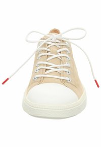 Beige Wildledersneaker mit weißem Gummikappen und strukturiertem Profil. Hat weiße Schnürsenkel und silberne Ösen, mit einem roten Akzent an den Schnürsenkeln.