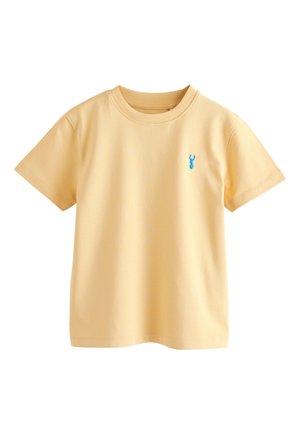 Lysegul T-shirt med korte ærmer, rund halsudskæring og et lille blåt hummertema-logo på venstre bryst.