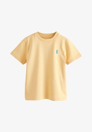 Lysegul T-shirt med korte ærmer, rund halsudskæring og et lille blåt hummertema-logo på venstre bryst.