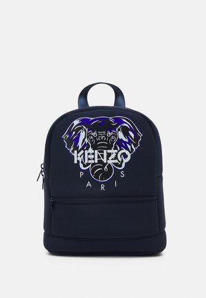 Zaino navy con una tasca frontale con zip, caratterizzato da una grafica di un elefante colorato e il testo "KENZO PARIS". Realizzato in tessuto testurizzato.