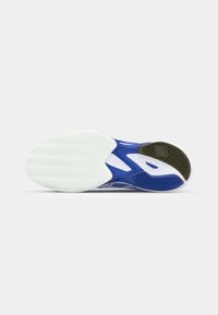 Semelle de chaussure avec une base en caoutchouc blanc, un motif de traction en zigzag, des accents violets et bleus, et des détails texturés dans un design épuré.